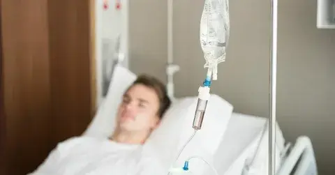 мужчина лежит под капельницей