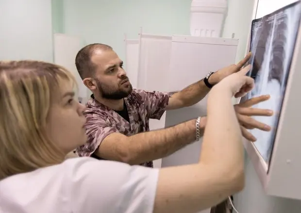 два доктора смотрят на результат рентгена